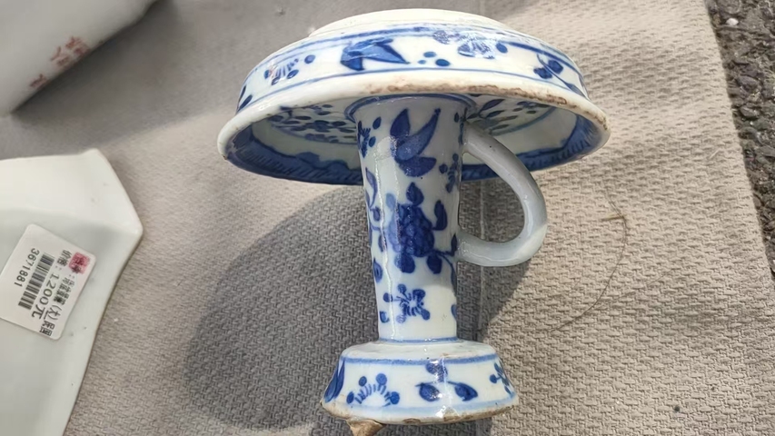 古玩陶瓷青花花卉紋油燈真品鑒賞圖