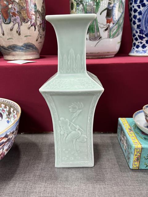 古玩陶瓷豆青釉花鳥紋四方瓶真品鑒賞圖