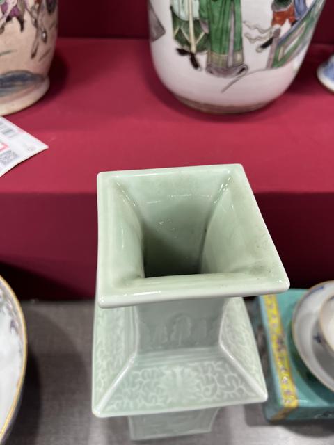古玩陶瓷豆青釉花鳥紋四方瓶真品鑒賞圖
