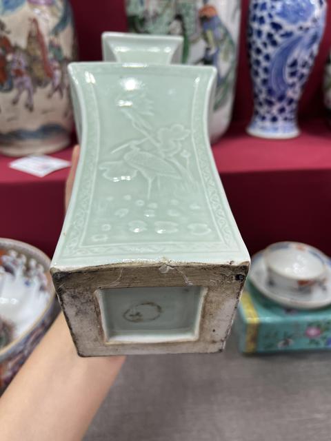 古玩陶瓷豆青釉花鳥紋四方瓶真品鑒賞圖