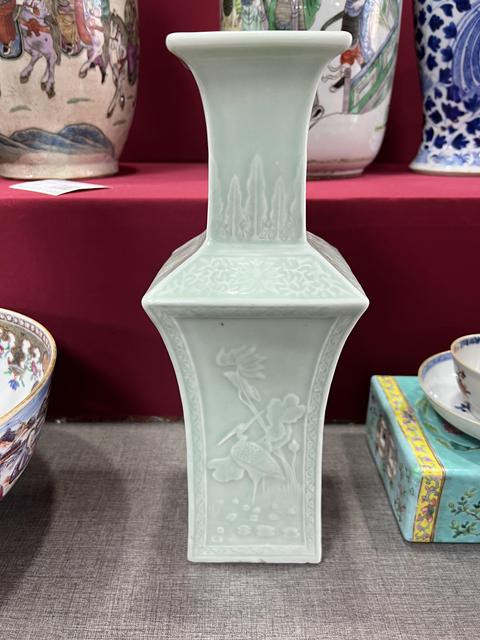 古玩陶瓷豆青釉花鳥紋四方瓶真品鑒賞圖
