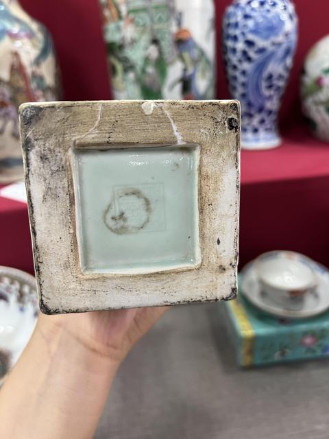 古玩陶瓷豆青釉花鳥紋四方瓶真品鑒賞圖