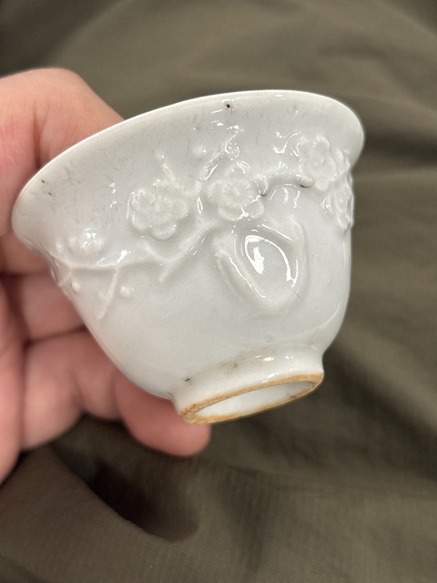 古玩陶瓷民國德化窯白釉梅花紋杯真品鑒賞圖