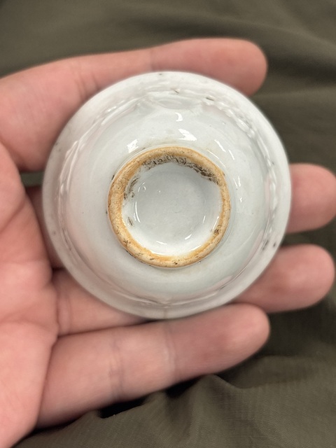 古玩陶瓷民國德化窯白釉梅花紋杯真品鑒賞圖