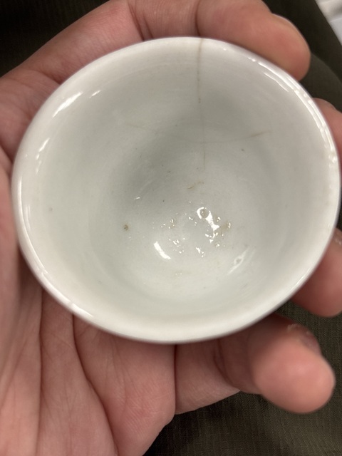 古玩陶瓷民國德化窯白釉梅花紋杯真品鑒賞圖