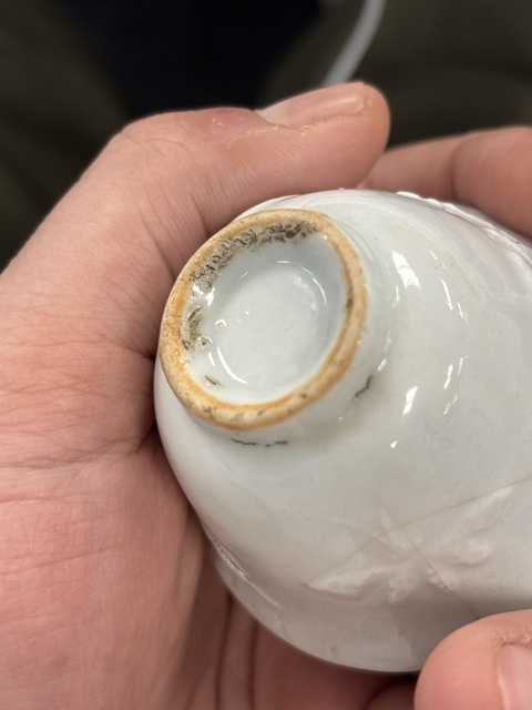 古玩陶瓷民國德化窯白釉梅花紋杯真品鑒賞圖