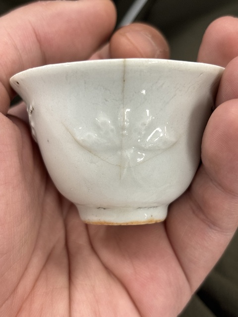 古玩陶瓷民國德化窯白釉梅花紋杯真品鑒賞圖