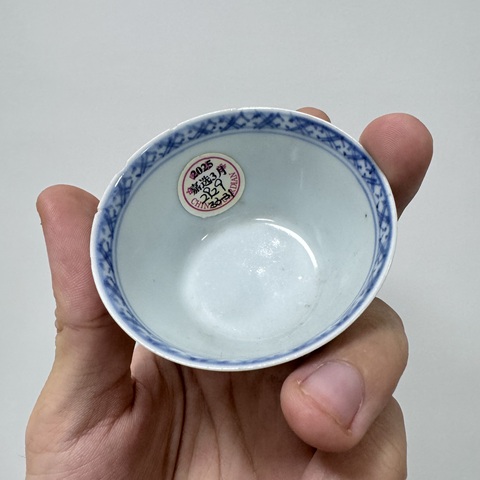 古玩陶瓷乾隆青花杯真品鑒賞圖