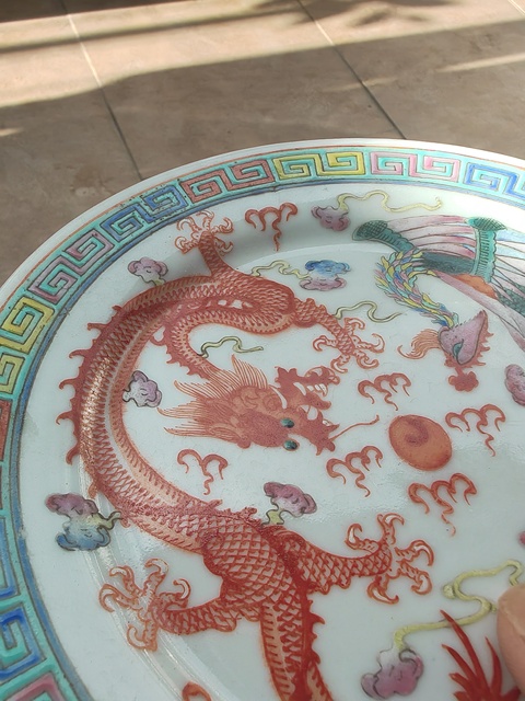 古玩陶瓷龍鳳紋粉彩盤真品鑒賞圖