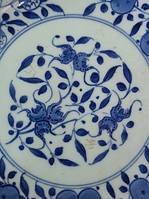 古玩陶瓷花果紋青花盤真品鑒賞圖
