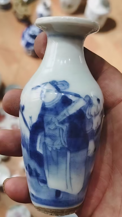 古玩陶瓷人物紋青花瓶真品鑒賞圖