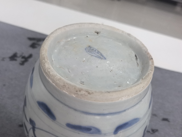 古玩陶瓷花卉紋青花罐真品鑒賞圖