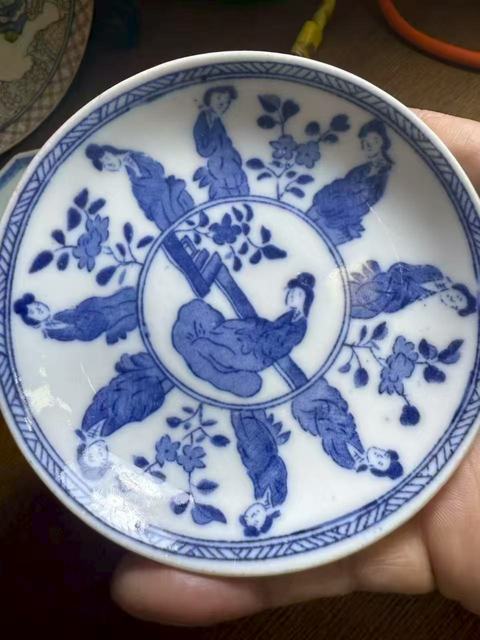 古玩陶瓷仕女嬰戲青花杯盤真品鑒賞圖