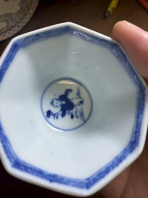古玩陶瓷仕女嬰戲青花杯盤真品鑒賞圖
