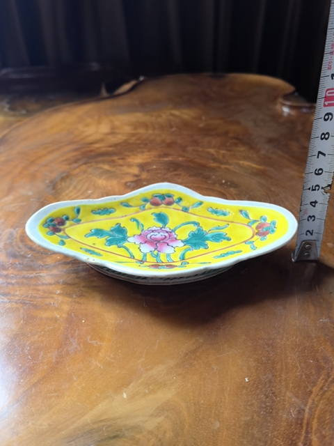 古玩陶瓷晚清黃釉一枝花花卉紋粉彩海棠盤拍賣,當前價格399元