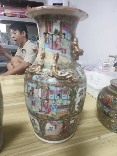古玩陶瓷廣彩人物故事紋花口瓶真品鑒賞圖