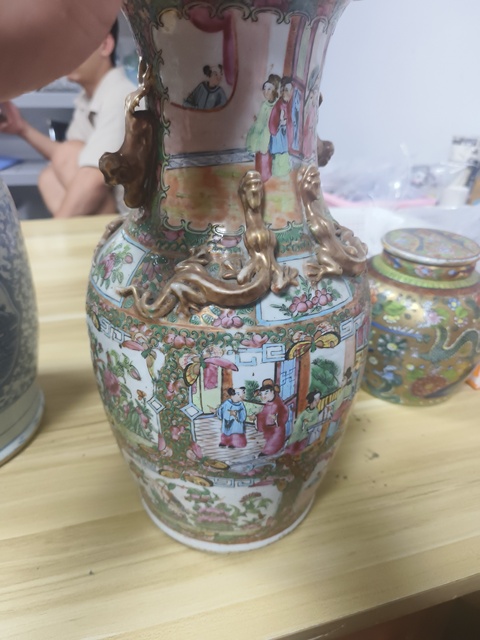 古玩陶瓷廣彩人物故事紋花口瓶真品鑒賞圖