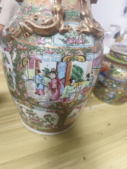 古玩陶瓷廣彩人物故事紋花口瓶真品鑒賞圖