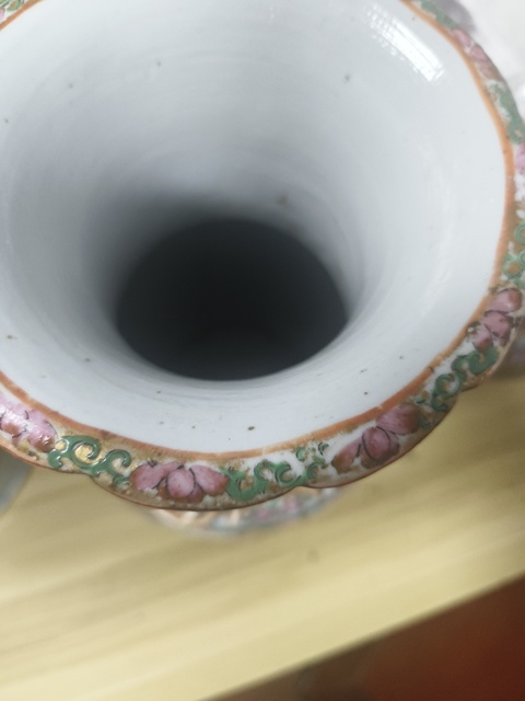 古玩陶瓷廣彩人物故事紋花口瓶真品鑒賞圖