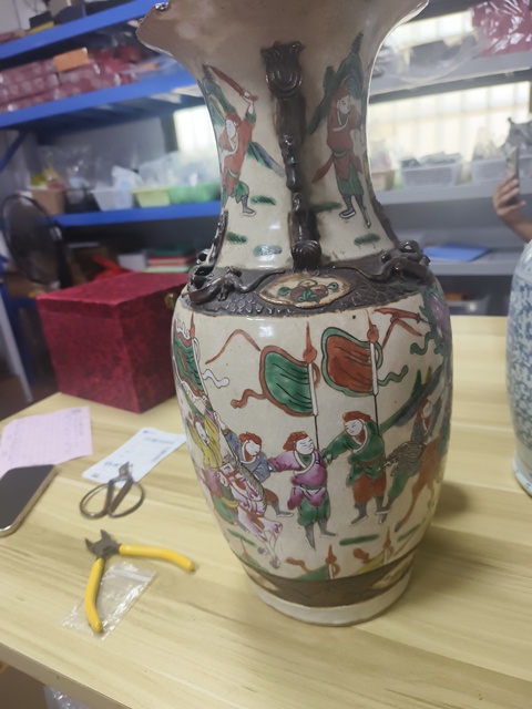 古玩陶瓷哥釉粉彩刀馬人物花口瓶真品鑒賞圖