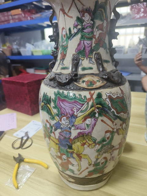 古玩陶瓷哥釉粉彩刀馬人物花口瓶真品鑒賞圖