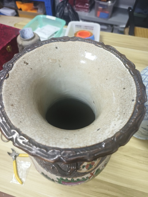 古玩陶瓷哥釉粉彩刀馬人物花口瓶真品鑒賞圖