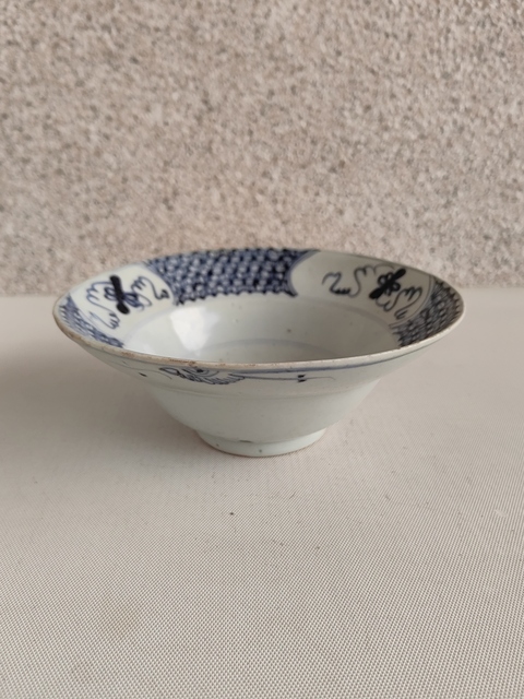 古玩陶瓷青花八寶紋折腰碗拍賣,當前價格680元
