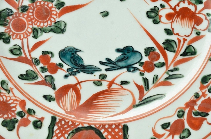 古玩陶瓷明代晚期漳州窯花鳥紅綠彩盤真品鑒賞圖