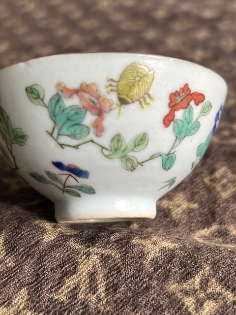 古玩陶瓷粉彩蟲草紋茶碗真品鑒賞圖