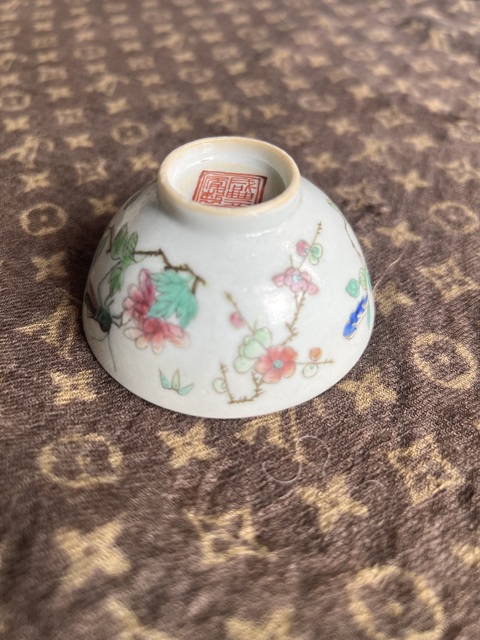 古玩陶瓷粉彩蟲草紋茶碗真品鑒賞圖