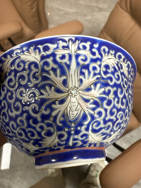 古玩陶瓷藍(lán)料粉彩花卉紋碗真品鑒賞圖