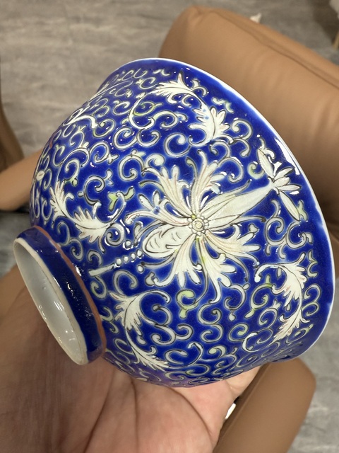 古玩陶瓷藍(lán)料粉彩花卉紋碗真品鑒賞圖