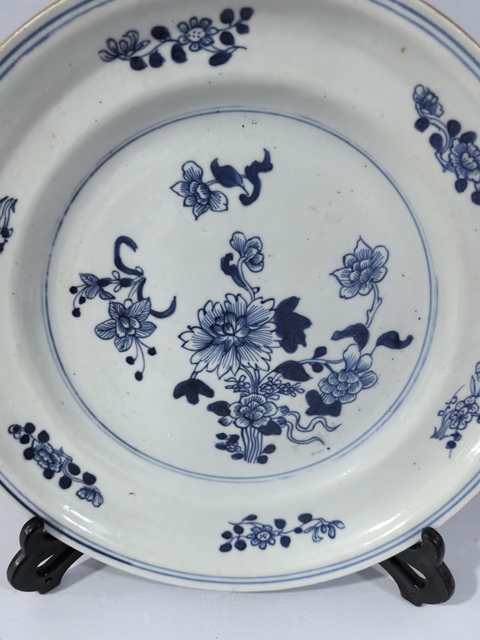 古玩陶瓷清中早·青花花卉賞盤真品鑒賞圖