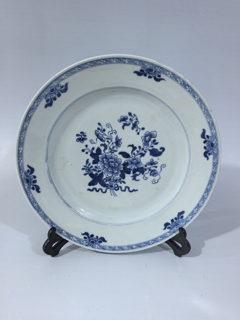 古玩陶瓷清中早·青花花卉賞盤真品鑒賞圖
