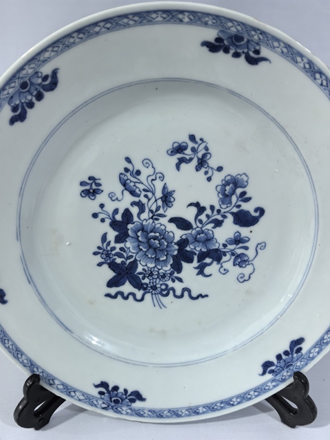 古玩陶瓷清中早·青花花卉賞盤真品鑒賞圖