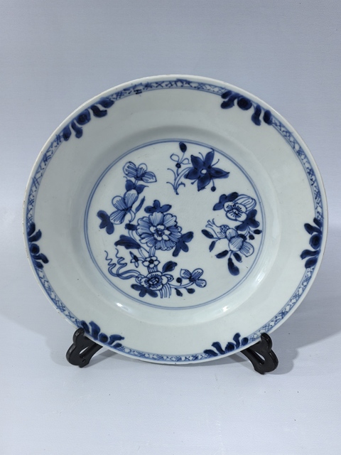 古玩陶瓷清中早·青花花卉賞盤真品鑒賞圖