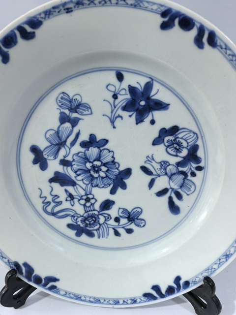 古玩陶瓷清中早·青花花卉賞盤真品鑒賞圖
