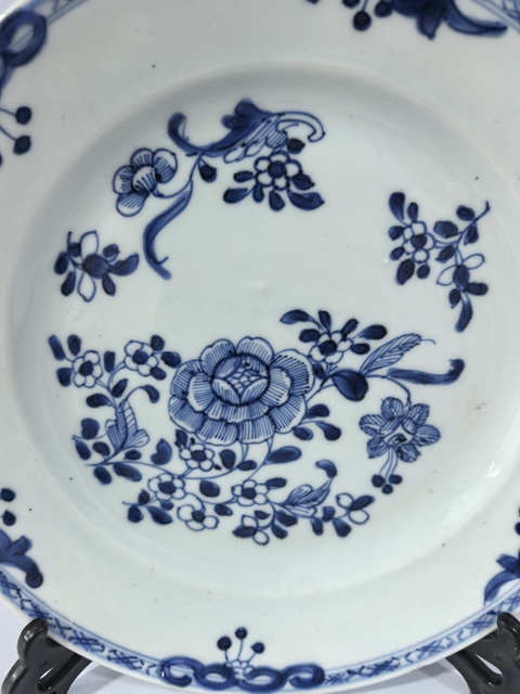 古玩陶瓷清中早·青花花卉賞盤真品鑒賞圖