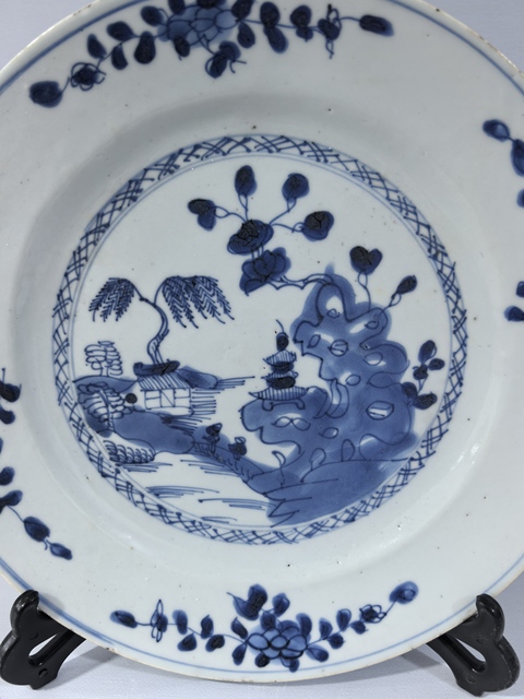 古玩陶瓷清中早·青花山水樓閣人物賞盤真品鑒賞圖