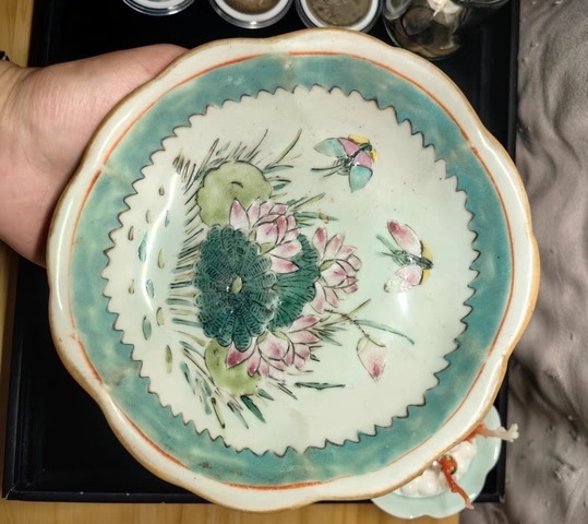 古玩陶瓷花蝶紋粉彩盤真品鑒賞圖