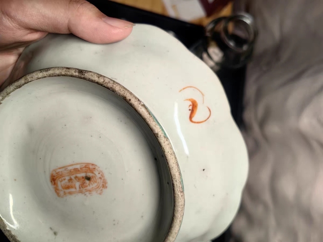 古玩陶瓷花蝶紋粉彩盤真品鑒賞圖
