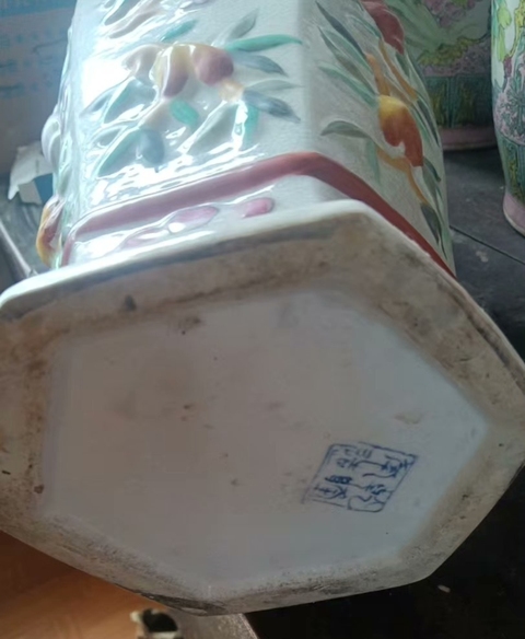 古玩陶瓷花卉紋瓶真品鑒賞圖