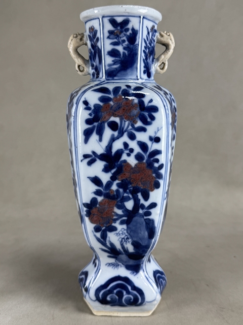 古玩陶瓷青花釉里紅雙耳六方瓶真品鑒賞圖