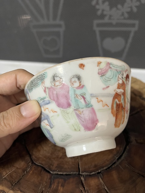 古玩陶瓷人物紋粉彩杯真品鑒賞圖