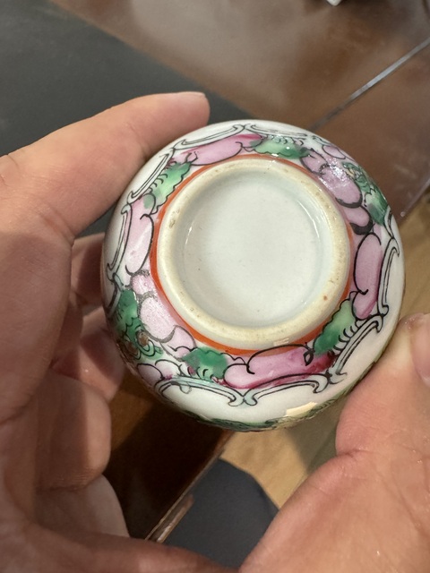 古玩陶瓷廣彩花蝶紋杯真品鑒賞圖