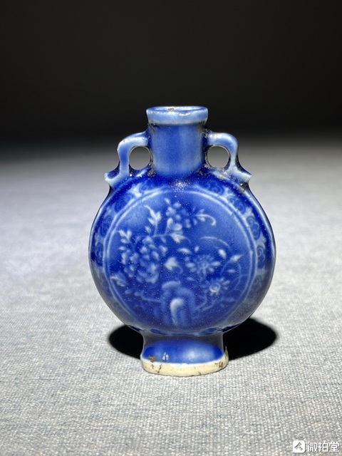 古玩陶瓷藍釉雙耳印花瓶真品鑒賞圖