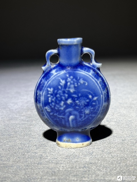 古玩陶瓷藍釉雙耳印花瓶真品鑒賞圖