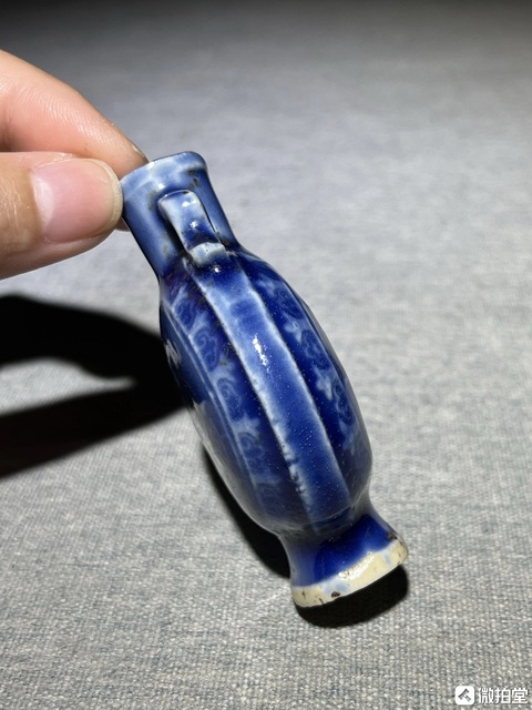 古玩陶瓷藍釉雙耳印花瓶真品鑒賞圖