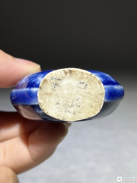 古玩陶瓷藍釉雙耳印花瓶真品鑒賞圖