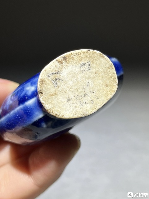 古玩陶瓷藍釉雙耳印花瓶真品鑒賞圖
